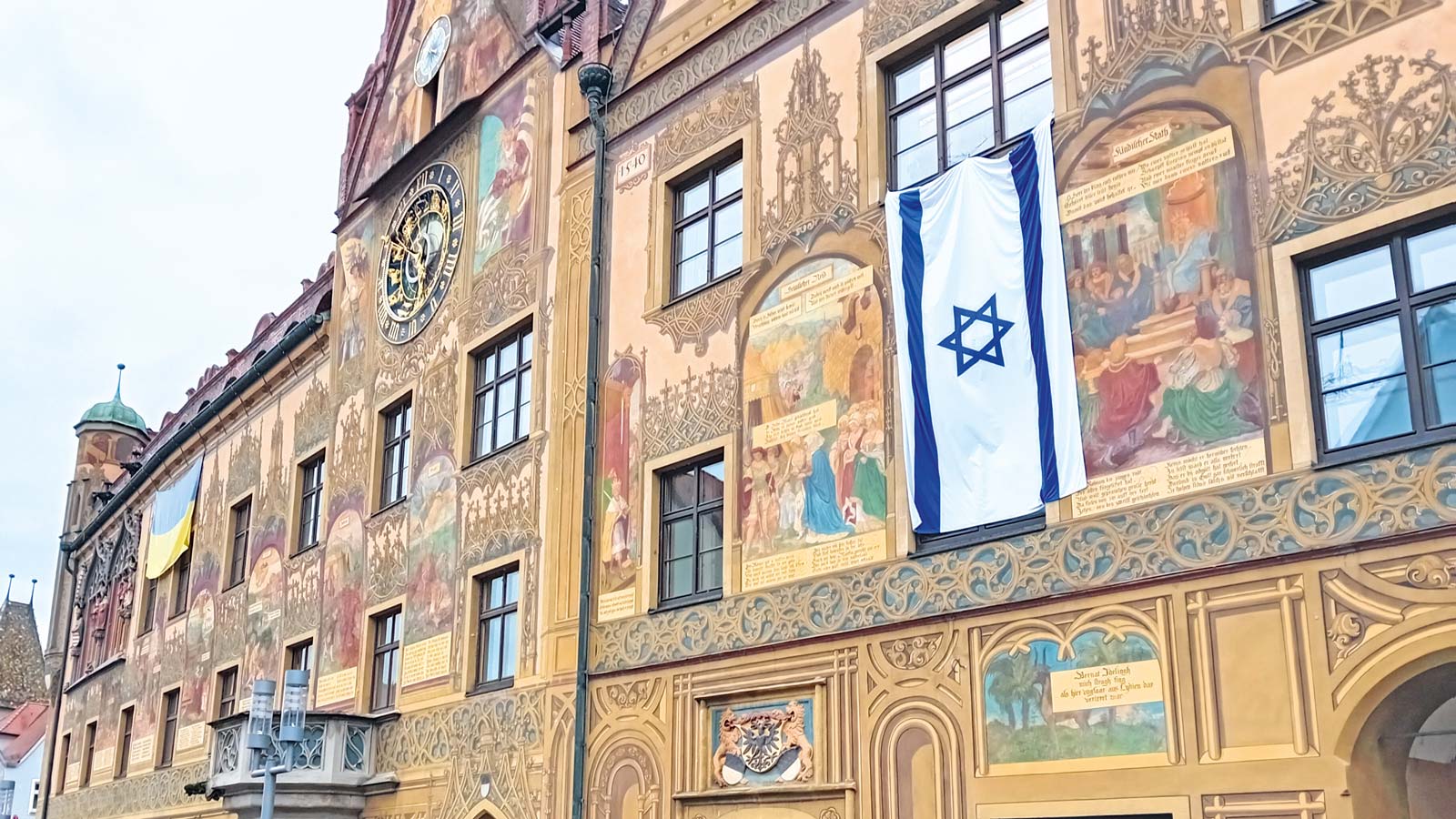 Ein Zeichen der Solidarität: die Flagge Israels am Ulmer Rathaus.