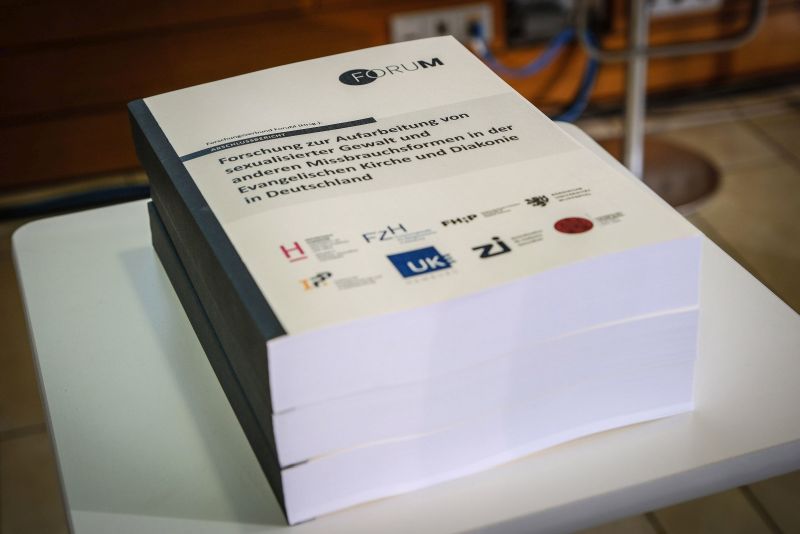 Fast 800 Seiten dick – die ForuM-Studie über die sexualisierte Gewalt im Raum der evangelischen Kirche, die am 25.1. 2024 veröffentlicht wurde.