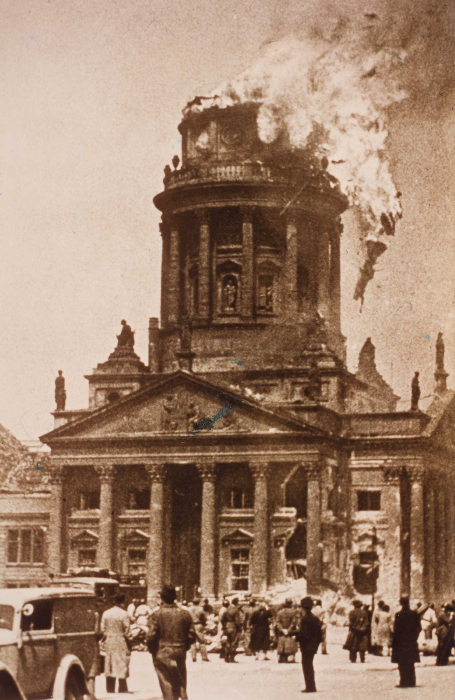 Französischer Dom Berlin am 24. Mai 1944: Herabstürzende Statue nach US-Luftangriff.