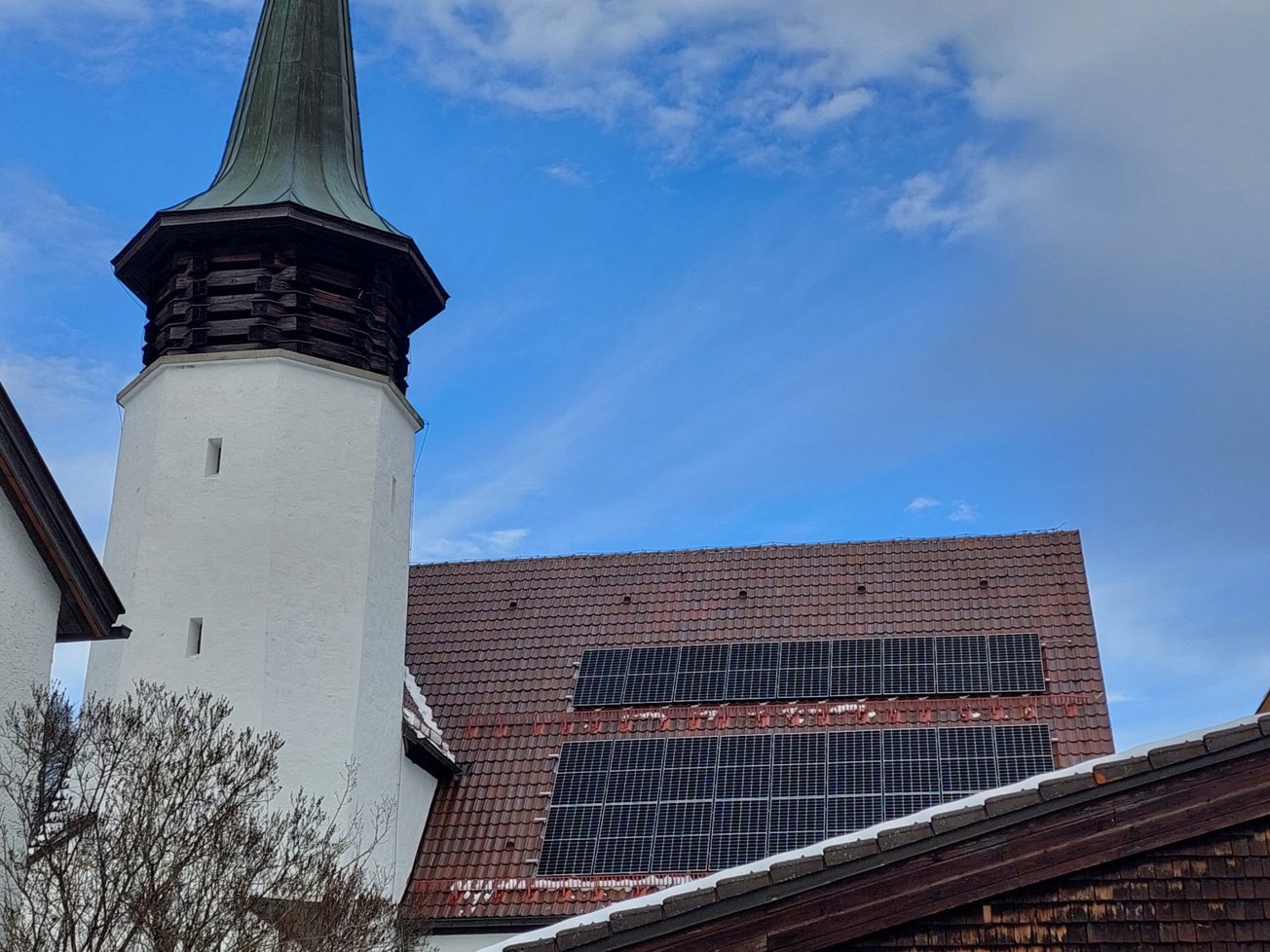 Solaranlage auf der evangelischen Dreifaltigkeitskirche in Mittenwald