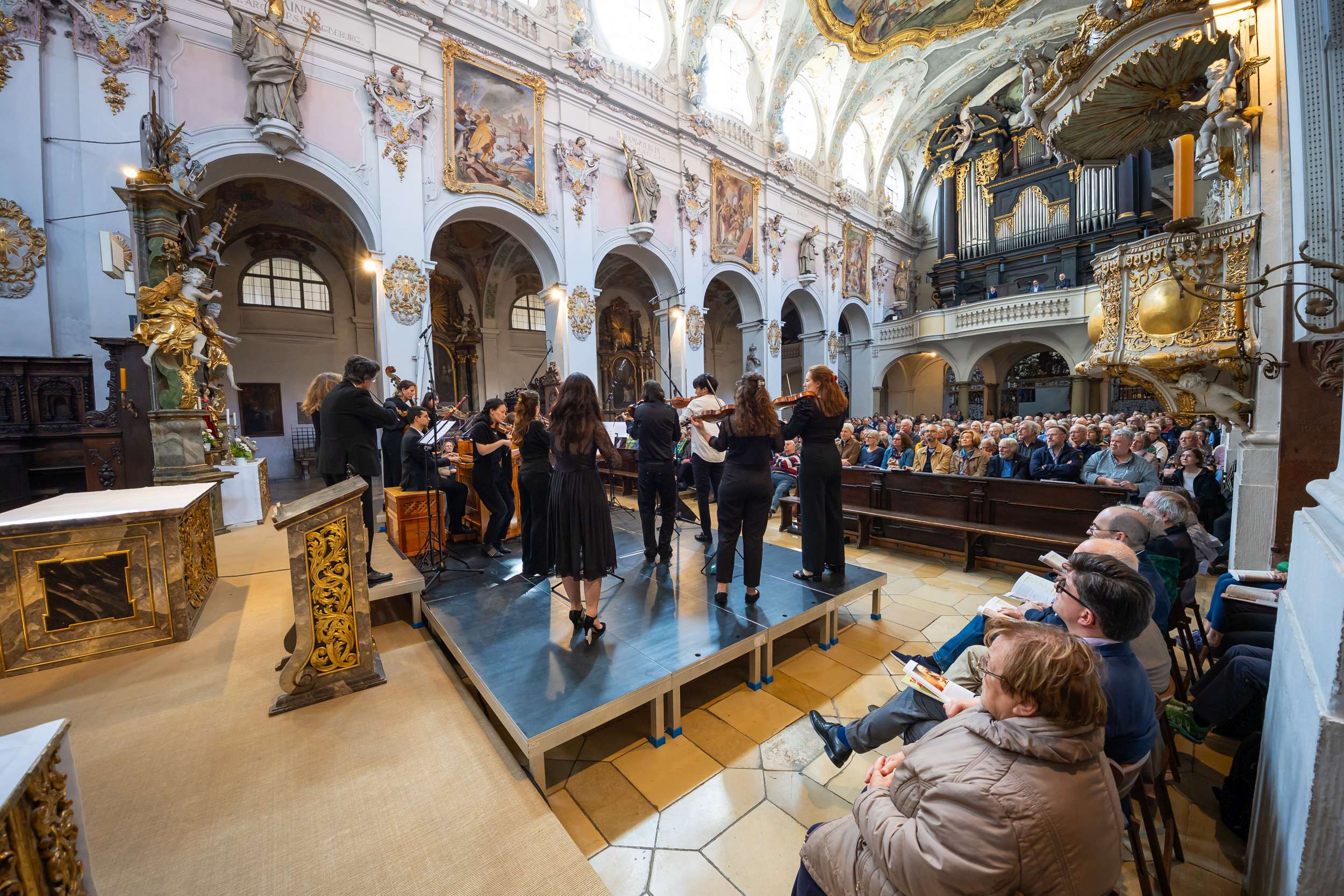 Konzert von Les Ombres und Théotime Langlois de Swarte in der Basilika St. Emmeram in Regensburg am 18. Mai 2024