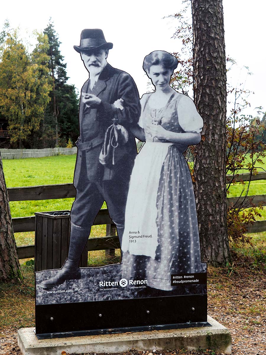 Auf halber Strecke der Freud- Promenade steht der Meister persönlich mit seiner Tochter am Arm.