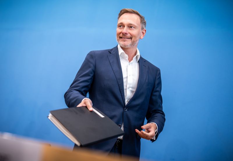 Bundesfinanzminister Christian Lindner vor der blauen Wand der Bundespressekonferenz vor Beginn der Erläuterungen zum Bundeshaushalt 2025.