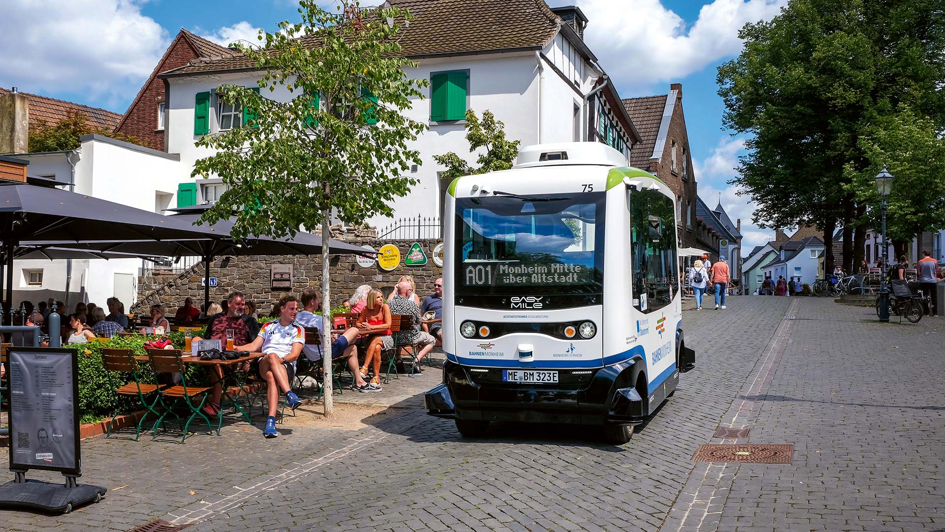 Seit 2020 bilden fünf autonom fahrende Elektrobusse eine eigene Linie, die zwischen dem Busbahnhof in MonheimMitte und der Altstadt verkehrt. In den Bussen können bis zu elf Fahrgäste mitfahren.