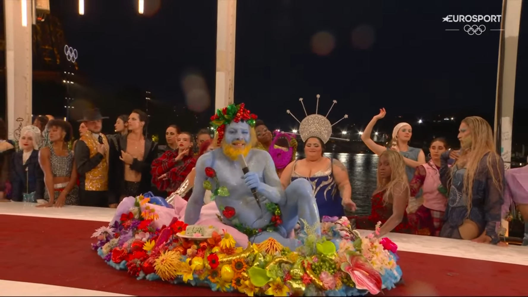 Blauer Dionysus auf Tafel. Kunstaktion zur Eröffnung der olympischen Spiele in Paris.Quelle: Eurosport / Screenshot via Youtube 