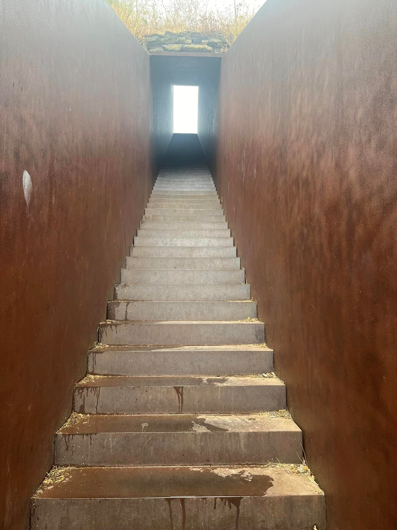 Denkmal am Grab von Walter Benjamin - Treppe, die ins Licht führt