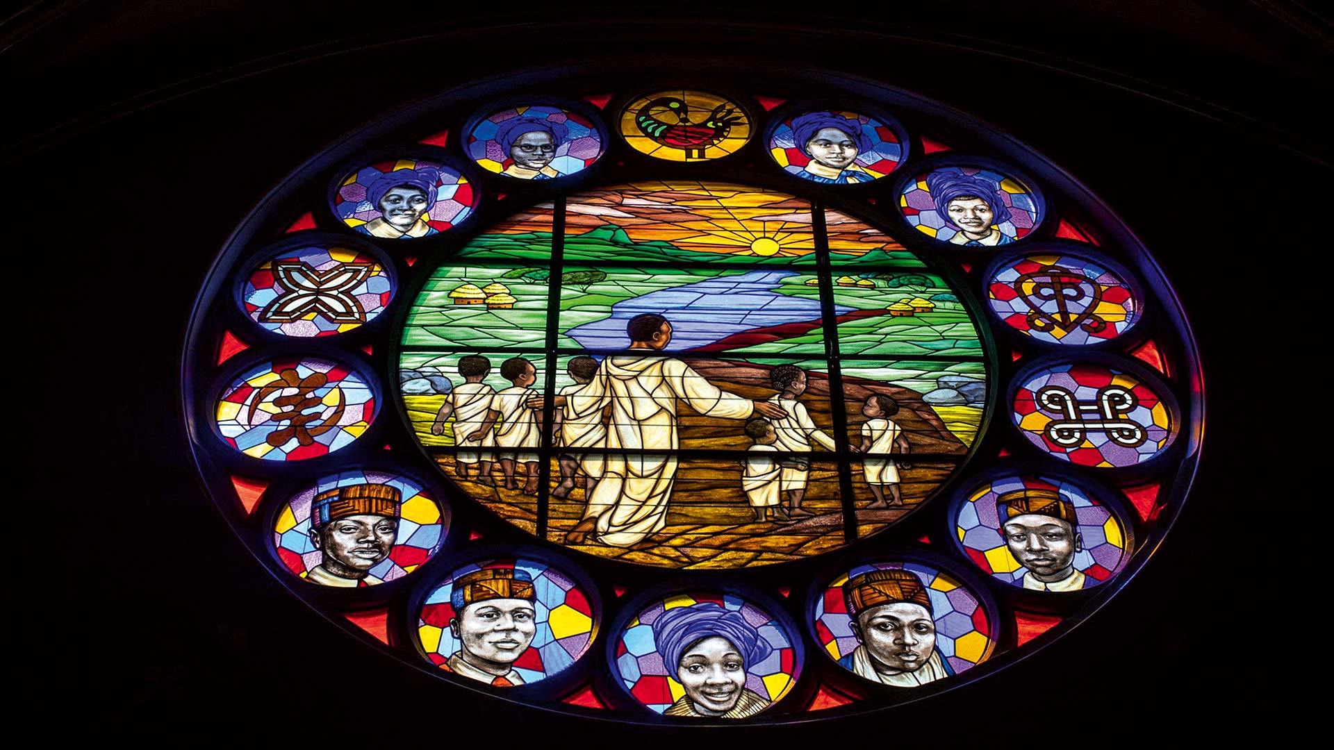 Das Sankofa Peace Window in der New Mount Pilgrim Church in Chicago: Es erinnert an vier junge Mädchen, die bei einem Bombenattentat 1963 in Birmingham/Alabama ums Leben kamen, und an weitere Opfer rassistischer Gewalt.