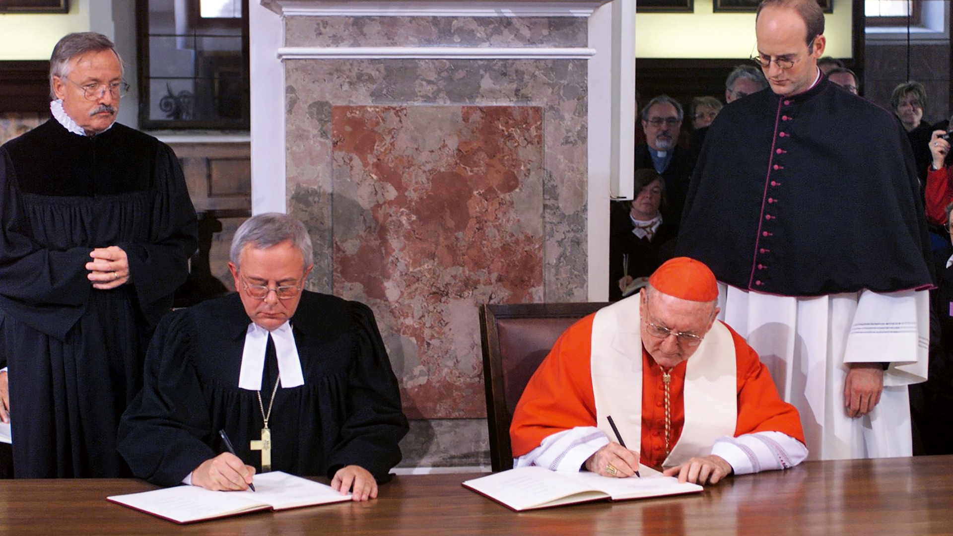 31. Oktober 1999: Kardinal Edward Cassidy (rechts) und der Präsident des Lutherischen Weltbundes, Christian Krause, unterzeichnen in Augsburg die „Gemeinsame Erklärung zur Rechtfertigungslehre“.