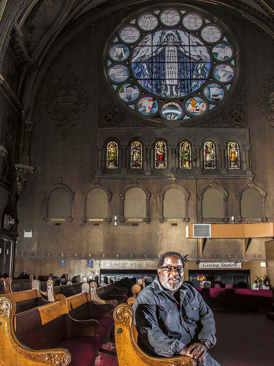 Pastor Marshall Hatch von der New Mount Pilgrim Church in Chicago vor dem MAAFA-Remembrance-Window.