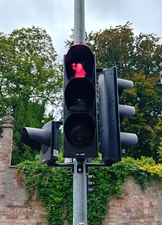 Eine Ampel in Fulda mit weiblichem Priester als Rotlicht