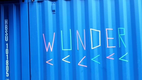 Containerwand mit Aufschrift "Wunder"