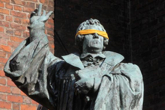 Lutherstatue an der Marktkirche in Hannover mit verbundenen Augen.