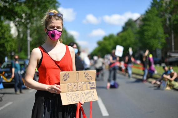 Demonstrantin bei der Menschenkette gegen Rassismus in Berlin 