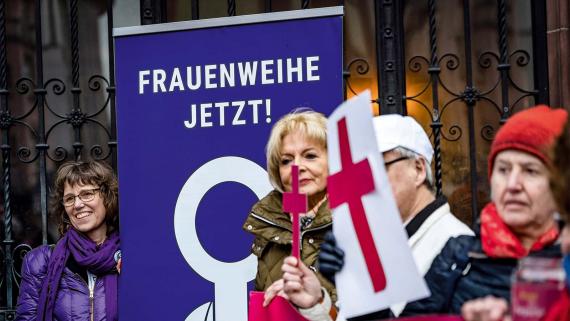 Eine Demonstration zum Auftakt der ersten Synodalversammlung Ende Januar 2020 vor dem Dom zu Frankfurt/Main.