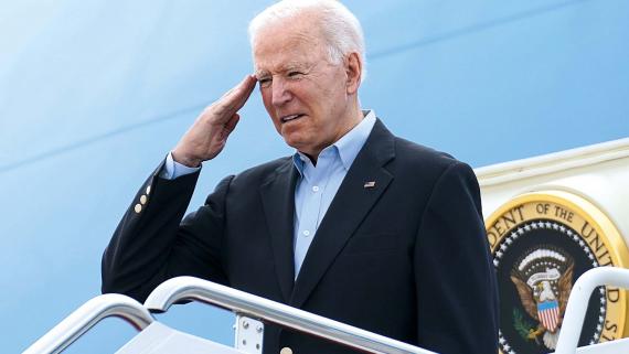 Der neue US-Präsident Joe Biden kurz vor dem Abflug mit der Air Force One zu seiner ersten Auslandsreise Anfang Juni.