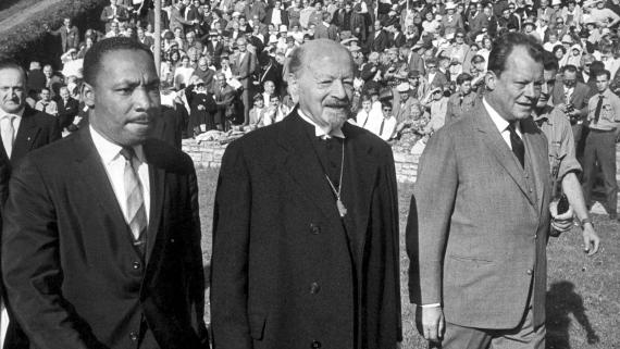 Der amerikanische Bürgerrechtler Martin Luther King, Bischof Otto Dibelius und der Regierende Bürgermeister Willy Brandt (von links) am 13. September 1964 in Berlin am „Tag der Kirche“.
