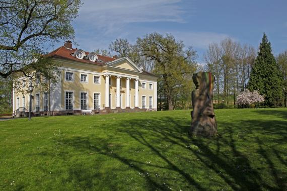 Das 1787-1789 erbaute Schlösschen Schönburg gehört heute zur Evangelische Akademie der kurhessischen Landeskirche in Hofgeismar.