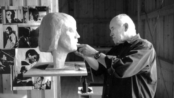Otl Aicher modelliert die Büste von Sophie Scholl.