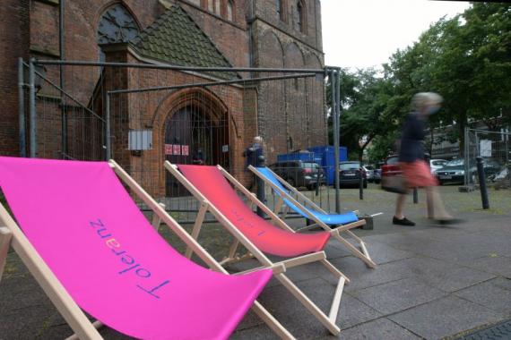 Liegestühle mit der Aufschrift «Liebe», «Toleranz» und «Freiheit» stehen vor der St. Martini Kirche in Bremen. Die evangelische Gemeinde der Kirche gilt als bibelfest und konservativ.
