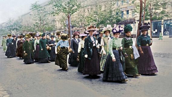 Berlin, 12. Mai 1912. Demonstration für das Frauen-Wahlrecht. Eine Gruppe von Demonstrantinnen auf dem Weg zum Versammlungsort.