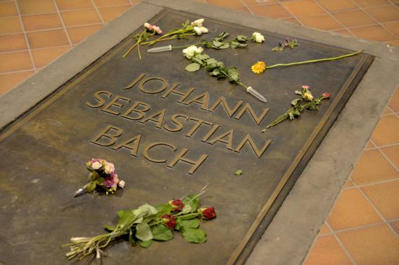 Grabstätte von Johann Sebastian Bach (1685-1750) in der Leipziger Thomaskirche. Unter der bronzenen Grabplatte liegen seit 1950 die sterblichen Reste von Johann Sebastian Bach.