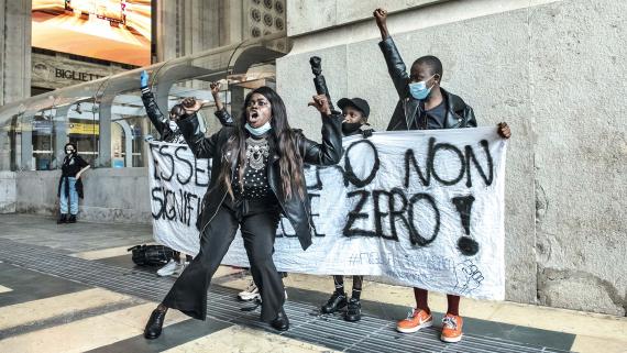 Die Black-Lives-Matter-Bewegung hat der Diskussion um Diskriminierung und Unrechtsstrukturen entlang der „colorline“ neues Leben eingehaucht. Unser Foto zeigt eine Demonstration in Mailand 2020.