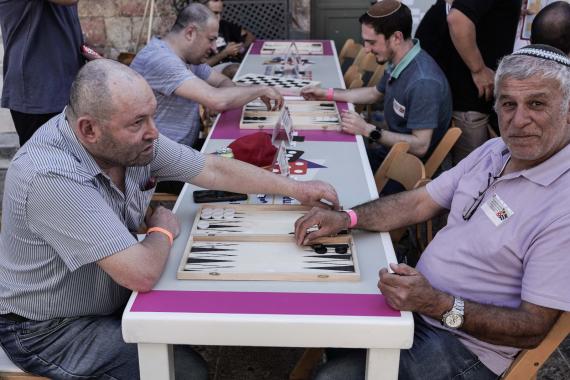 Juden und Araber treten bei einem von der Stadt Jerusalem gesponserten Backgammon-Turnier am Neuen Tor in der Altstadt gegeneinander an (22. August 2022).