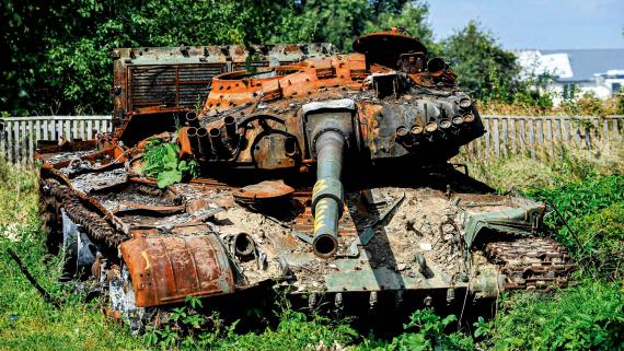 Zerstörter russischer Panzer in der Ortschaft Lukaschiwka bei Tschernihiw im Norden der Ukraine am 7. September.