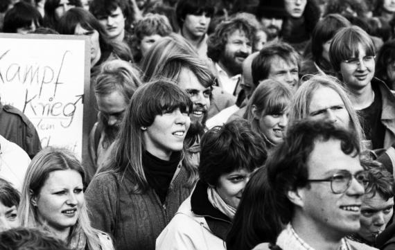 Mehr als 300.000 Gegner der atomaren Aufrüstung kamen am 10.10.1981 in den Bonner Hofgarten, um gegen den NATO-Doppelbeschluss zu demonstrieren.