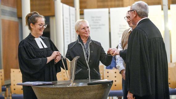 „Ich mache das als Antwort auf das, was passiert ist.“ Petronella Helm bei ihrer Taufe in der Hanauer Neuen Johanneskirche, gleich mit zwei Geistlichen, Miriam Weiner und Horst Rühl.