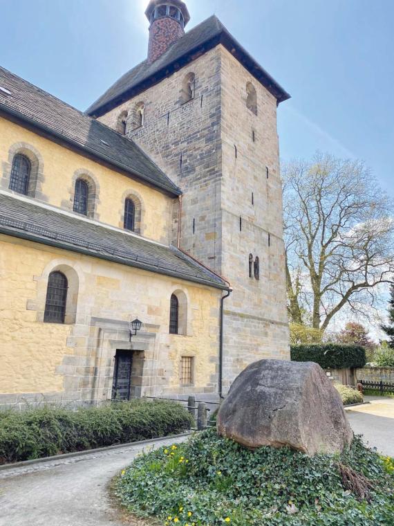 Die romanische Stiftskirche St. Johannis mit den mächtigen, schweren Mauern, die ihren Ursprung im 12. Jahrhundert haben.