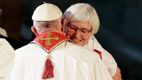 Papst Franziskus umarmt Erzbischöfin Antje Jackelen, Oberhaupt der (lutherischen) Kirche von Schweden, am 31. Oktober 2016 in Lund bei einem Gottesdienst zum 500. Jahrestag der Reformation.