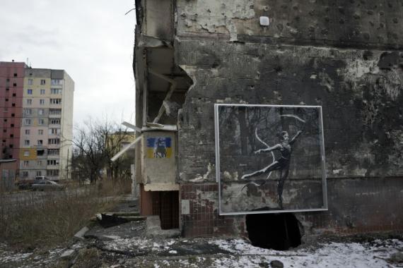 Ein Bansky-Bild in der ukrainischen Stadt Irpin bei Kiew im Februar 2023.
