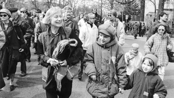 Ostermarsch 1993: Die evangelische Theologin Dorothee Sölle (links) auf dem Weg zur Abschlusskundgebung.