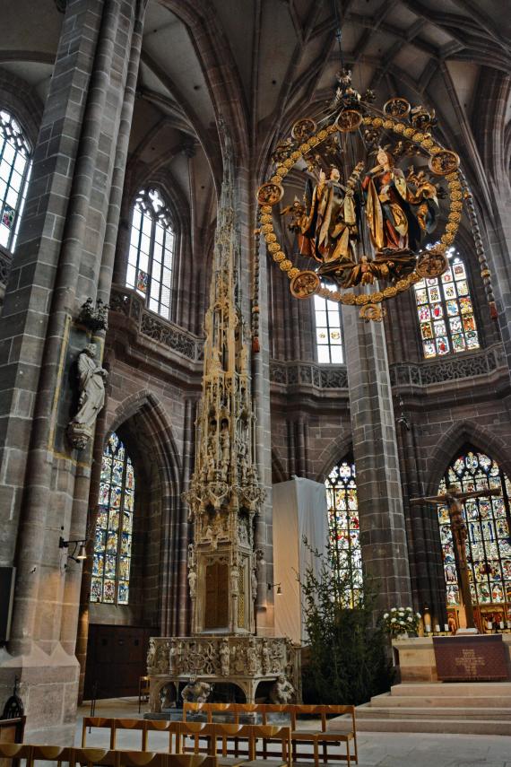 1235 erstmals urkundlich erwähnt: Die Lorenzkirche mit dem Engelsgruß von Veit Stoß (1517/18).