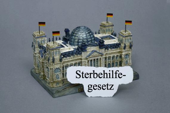 Symbol: Reichstagsmodell mit Schriftzug „Sterbehilfegesetz“