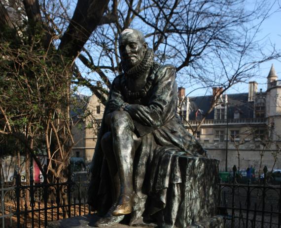 Statue des Schriftstellers Michel de Montaigne (1533-1592) vor der Universität Sorbonne in Paris (September 2013).