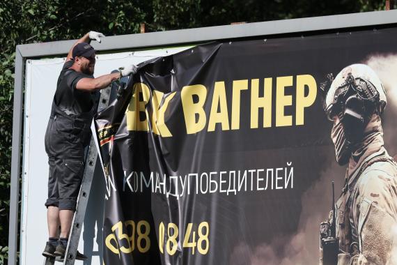 Ein Arbeiter in St. Petersburg entfernt ein Werbebanner für den Dienst in der Söldnertruppe Wagner