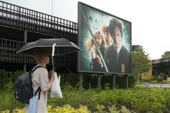 Werbung für die "Warner Bros. Studio Tour Tokyo - The Making of Harry Potter", die am 16. Juni 2023 in Tokio eröffnet wurde.