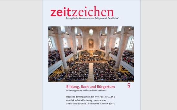 Das Titelbild de Mai-Ausgabe von zeitzeichen: Der Dresdner Kreuzchor singt vor voller Kirche.