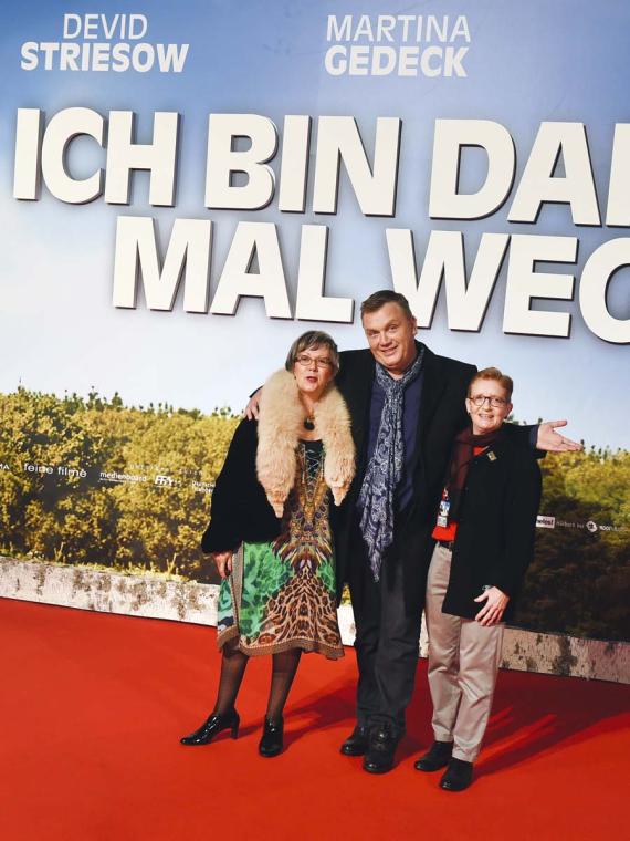 Der Comedian und Buchautor Hape Kerkeling mit Shelag Noble (links) und Anne Butterfield bei der Weltpremiere des Films „Ich bin dann mal weg“ in Berlin im Dezember 2015. Mit den beiden Frauen ist Kerkeling im Jahr 2001 den Jakobsweg gegangen.