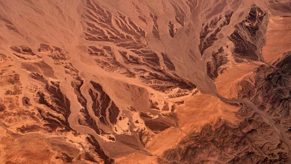 Luftaufnahme der baumlosen felsigen Berge und der Wüste im Süden der Sinai-Halbinsel bei Sharm El Sheikh