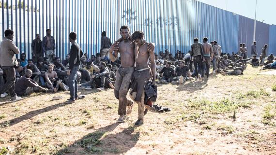 Afrikanische Mitgranten in der spanischen Exklave Mellila (Nordafrika) im März 2022.