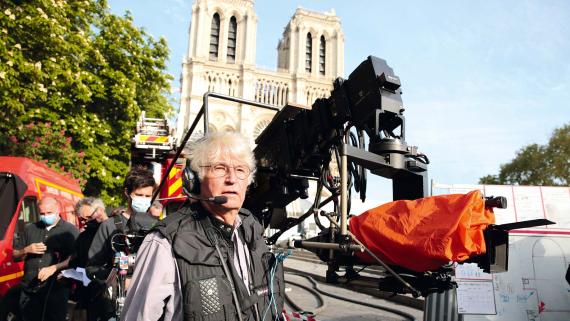 Jean-Jacques Annaud bei den Dreharbeiten zu seinem Film „Notre-Dame in Flammen“, der vergangenes Jahr in die Kinos kam.