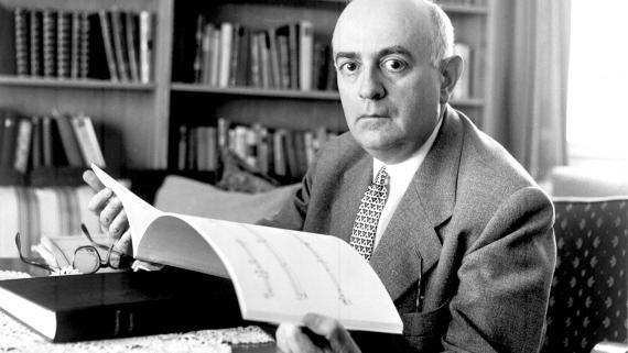 Theodor W. Adorno (1903–1969), Foto von 1960.