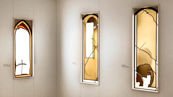 Fenster des Glaskünstlers Johannes Schreiter in einer Ausstellung im Galerieraum der Neuen Stadthalle im hessischen Langen (2020).