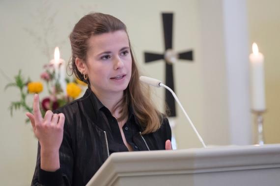 Klimaaktivistin Luisa Neubauer bei Ihrer Dankesrede anlässlich der Verleihung des Ökumenischen Predigtpreises für ihr Lebenswerk am 16. Oktober 2023 in der Bonner Schlosskirche.