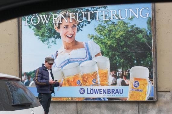 Werbeplakat der Löwenbrauerei in der Münchener Innenstadt 