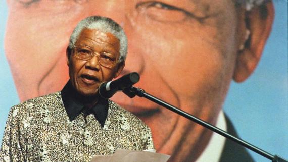 Nelson Mandela hält eine Rede, nachdem er den Abschlussbericht der Wahrheits- und Versöhnungskommission am 29. Oktober 1998 in Pretoria entgegengenommen hat.