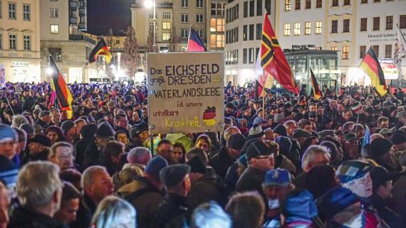 Anhänger der rechtsextremen, islamfeindlichen PEGIDA-Bewegung am 17. Februar 2020 auf dem Neumarkt in Dresden.